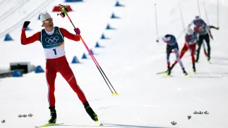 Norweg Johannes Hoesflot Klaebo zwycięża w biegu narciarskim na dystansie 10 km i 10 km mężczyzn podczas Zimowych Igrzysk Olimpijskich 2026. Fot. EPA/HANNIBAL HANSCHKE