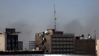 Dym po ataku na Teheran. Fot. PAP/EPA/ABEDIN TAHERKENAREH