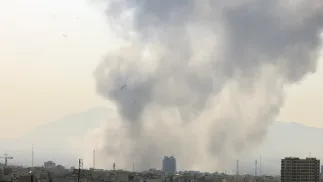 Dym nad Teheranem. Fot. PAP/EPA/ABEDIN TAHERKENAREH