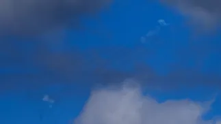 Irańskie pociski lecą w stronę izraelskiej kopuły antyrakietowej. Fot. PAP/EPA/ALAA BADARNEH 