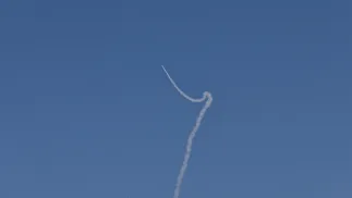 Pocisk wystrzelony przez Iran. Fot. PAP/EPA/ATEF SAFADI