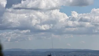 Irańskie pociski uderzają w Haifę, Izrael. Fot. PAP/EPA/ATEF SAFADI
