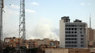 Dym unoszący się nad Teheranem po izraelskim ataku rakietowym. Fot. PAP/EPA/ABEDIN TAHERKENAREH 
