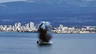 Rakieta trafiła w statek u wybrzeży Haify w Izraelu. Fot. PAP/EPA/ATEF SAFADI 