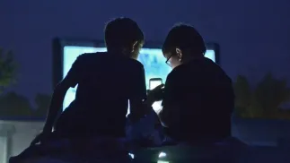 Dzieci wpatrzone w smartphone. Zdj. ilustracyjne. Fot. PAP/Marcin Obara