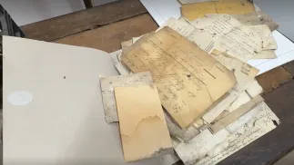 Przedwojenne dokumenty znalezione w Kamieniu Pomorskim. Fot. PAP