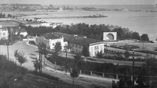 Gdynia, 1926 r. Widok na budujący się port i miasto z Kamiennej Góry Fot. PAP/CAF/Reprodukcja
