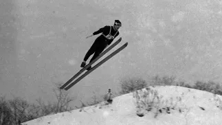 Skok Wojciecha Fortuny na Olimpiadzie Zimowej w Saporo w 1972 r. Fot. PAP/CAF-ARCHIWUM