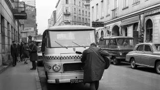 Na ulicy zaparkowany samochód dostawczy FSC Żuk A-15. Fot. PAP/Afa Pixx/Irena Komar