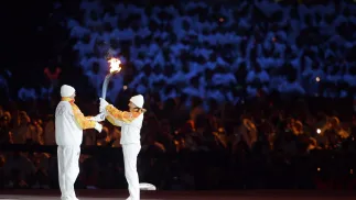 Alberto Tomba i Deborah Compagnoni podczas Zimowych Igrzysk w Turynie w 2006 roku Fot. PAP/BARTŁOMIEJ ZBOROWSKI