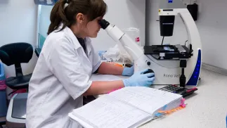 Kobieta w laboratorium. Zdj. Ilustracyjne. Fot. PAP/ Grzegorz Michałowski