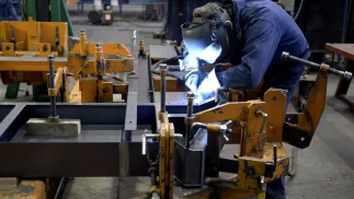 Pracownik fabryki autobusów - zdjęcie ilustracyjne Fot. PAP/Darek Delmanowicz