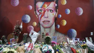 Mural z wizerunkiem Davida Bowiego w Londynie po śmierci artysty Fot. PAP/EPA/ANDY RAIN