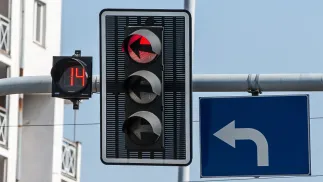 Sekundniki informujące ile czasu zostało do zmiany świateł na skrzyżowaniu, fot. PAP/Maciej Kulczyński 