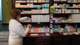 Farmaceutka w aptece - zdjęcie ilustracyjne Fot. PAP/Marcin Bielecki