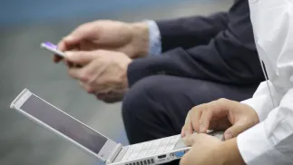 Mężczyzna z komputerem (zdjęcie ilustracyjne). Fot. EPA/FOCKE STRANGMANN