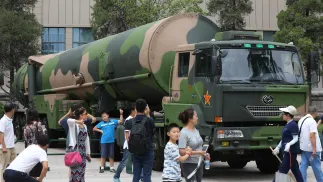 Ракета с ядерной боеголовкой DF-31 китайской армии на выставке в музее.	Fot. PAP/EPA/WU HONG