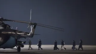 Uwolnieni Ukraińcy w drodze do śmigłowca - zdjęcie ilustracyjne Fot. PAP/EPA/PAVLO PAKHOMENKO