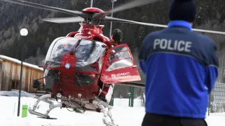 Policja i helikopter ratowniczy w Szwajcarii, zdjęcie ilustracyjne, fot. PAP/EPA/KEYSTONE/JEAN-CHRISTOPHE BOTT
