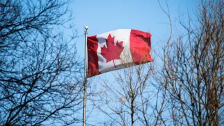 Flaga Kanady, zdjęcie ilustracyjne, fot. PAP/EPA/ROMAN PILIPEY