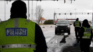 Policja na estońskiej granicy, zdjęcie ilustracyjne, fot. PAP/EPA/Valda Kalnina
