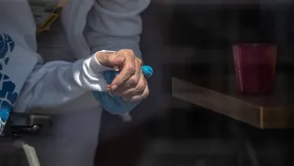 Osoba chora na Alzheimera. Fot. PAP/EPA/MARTIN DIVISEK