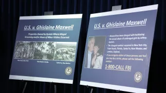 Plansze informacyjne dot. sprawy USA vs. Gishlaine Maxwell. Zdj. ilustracyjne. Fot. PAP/EPA/JASON SZENES