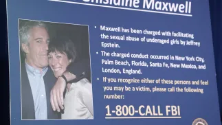 Plansza informująca o procesie USA vs  Ghislaine Maxwell. Fot. PAP/EPA/JASON SZENES 