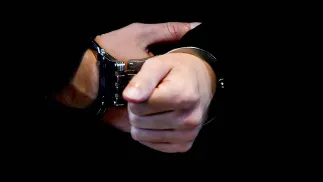 Mężczyzna w kajdankach. Zdj. Ilustracyjne. Fot. PAP/EPA/FILIP SINGER