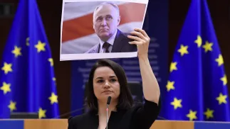 Swiatłana Cichanouska trzymająca zdjęcie Mikoły Statkiewicza, fot. PAP/EPA/OLIVIER HOSLET