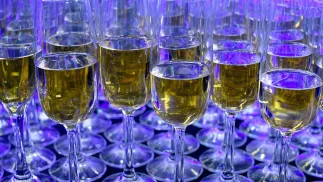 Kieliszki z alkoholem Fot. PAP/Darek Delmanowicz