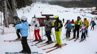 Turyści w ośrodku narciarskim Kubińska Hola. Fot. PAP/Rafał Guz