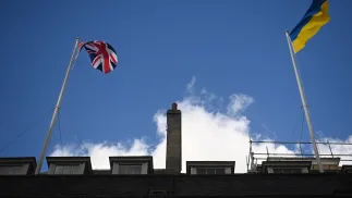 Прапори Великої Британії та України. Fot. PAP/EPA/NEIL HALL