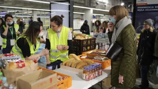Punkt pomocy dla uchodźców z Ukrainy na dworcu Warszawa Wschodnia. Fot. PAP/Albert Zawada