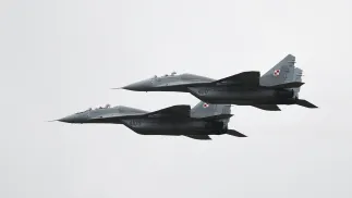 Przelot samolotu MiG-29 Sił Powietrznych RP. Fot. PAP/Adam Warżawa