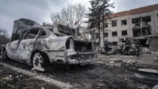 Zniszczenia po ataku rakietowym na Drużkiwkę w 2023 roku, fot. PAP/EPA/Maria Senovilla