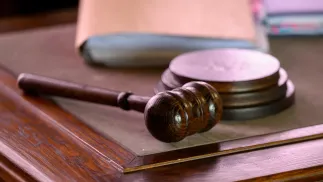 Молоток судді, фотоілюстрація. Fot. PAP/Jakub Kaczmarczyk