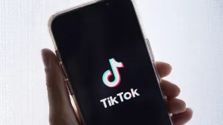 Logo TikToka na smartfonie, zdjęcie ilustracyjne, fot. PAP/EPA/CAROLINE BREHMAN