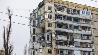 Zniszczony budynek w Ukrainie w wyniku rosyjskiego ataku. Fot. PAP/EPA/ARSEN DZODZAIEV