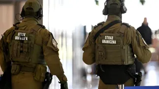 Funkcjonariusze Straży Granicznej na lotnisku/zdjęcie ilustracyjne Fot. PAP/Darek Delmanowicz