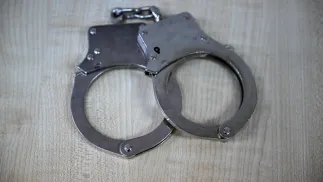 Наручники, фотоілюстрація. Fot. PAP/Darek Delmanowicz