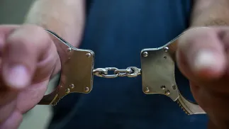 Kajdanki na rękach. Zdj. Ilustracyjne. Fot. PAP/Darek Delmanowicz