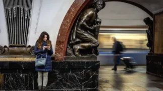 Pasażerowie w moskiewskim metrze, fot. PAP/EPA/YURI KOCHETKOV