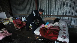 Policjanci i straż miejska odwiedzają miejsca gdzie przebywają osoby bezdomne (zdjęcie ilustracyjne). Fot.PAP/Piotr Kowala
