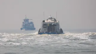 Łódź motorowa, zdjęcie ilustracyjne. Fot. PAP/EPA/DIVYAKANT SOLANKI Dostawca: PAP/EPA.