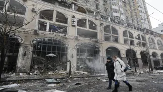 Місцеві жінки йдуть біля місця російського ракетного удару в центрі Києва, Україна, 20 грудня 2024 року. Fot. PAP/EPA/SERGEY DOLZHENKO 