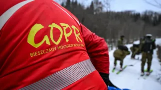 Funkcjonariusz Bieszczadzkiej Grupy GOPR Fot. PAP/Darek Delmanowicz