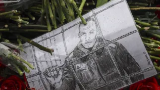 Portret i kwiaty złożone na grobie Nawalnego Fot. PAP/EPA/MAXIM SHIPENKOV