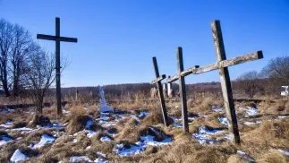 Krzyże upamiętniające zamordowanych mieszkańców wsi Huta Pieniacka. Fot. PAP/	Vitaliy Hrabar
