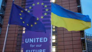 Flagi Unii Europejskiej i Ukrainy. Fot. EPA/OLIVIER HOSLET